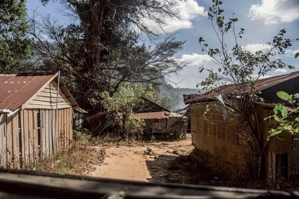 เปิดภาพก่อน-หลัง ช่องอานม้า ชุมชนเขมร ที่ยึดแผ่นดินไทยมาหลายปี (1)