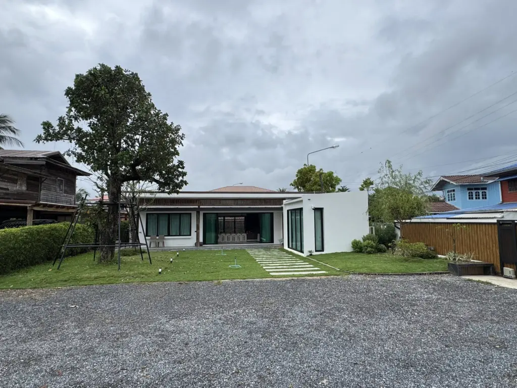 คลิป BM-21 ถล่มบ้านคนไทย เผย นาทีชีวิตน้องหมา ถูกจรวดพุ่งลงเต็ม ๆ (1)