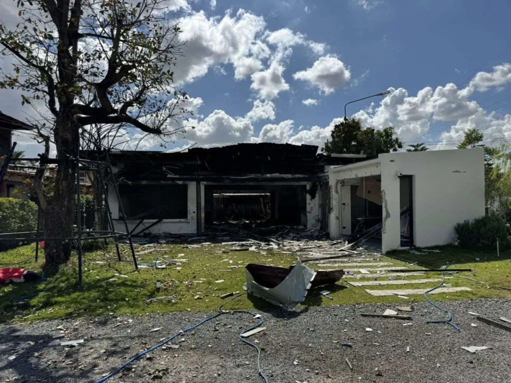 คลิป BM-21 ถล่มบ้านคนไทย เผย นาทีชีวิตน้องหมา ถูกจรวดพุ่งลงเต็ม ๆ (2)