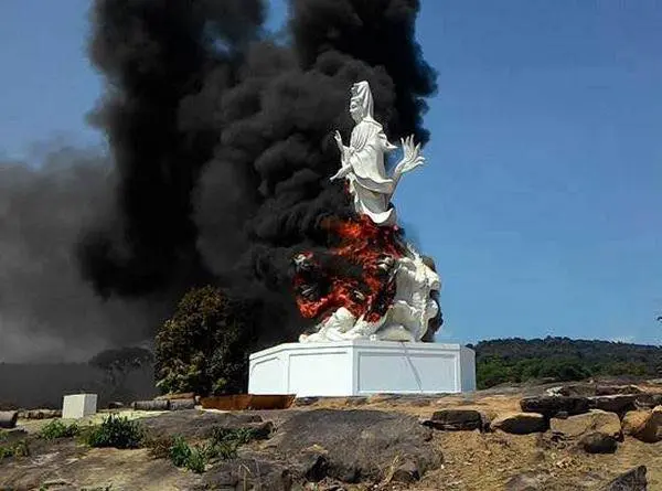 IO เขมร ดิ้นทำลายรูปปั้นเทพฮินดู แฉ วีรกรรมเก่า เขมรเผาเจ้าแม่กวนอิม